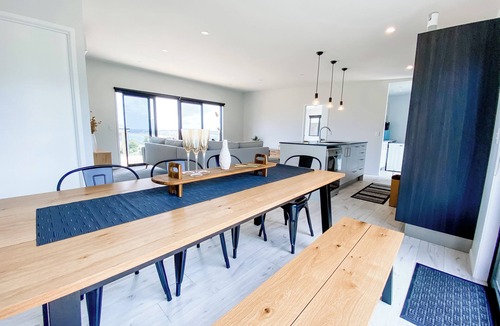 Merita House | Quiet escape for a family get away! Close to beaches, cafe and shops.