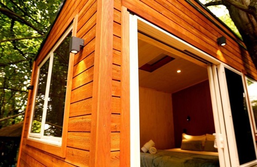 Sunshine Bay Cabin | Quiet Private Cabin with Forest Spa Escape Near Bushland | Queenstown, New Zealand
