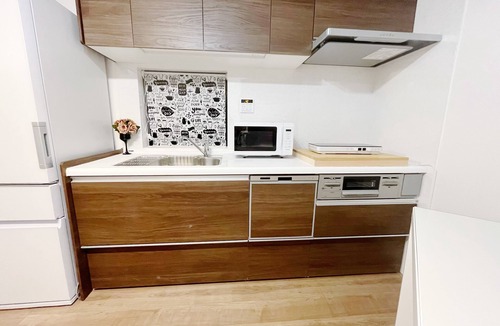 Ebisu House | Quiet residence within walking distance of Shibuya Roppongi Hiroo, supermarket retail nearby.