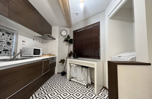 Ebisu House | Quiet residence within walking distance of Shibuya Roppongi Hiroo, supermarket retail nearby.