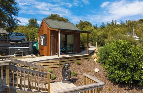Saint Omer House | Quiet seclusion beside the sea with spa pool. Pet friendly (no cats covenant)