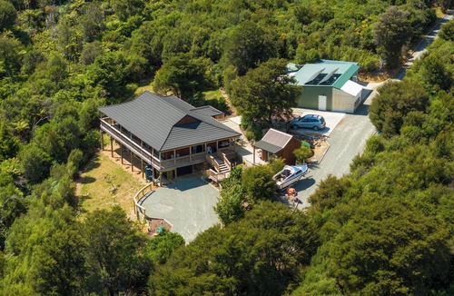 Saint Omer House | Quiet seclusion beside the sea with spa pool. Pet friendly (no cats covenant)