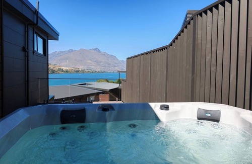 Frankton House | Refined Luxury – Modern 3-Bedroom House by Marina