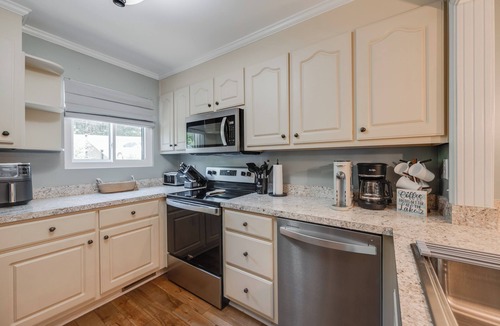 Moorings of Keowee House | Relax and get Cozy on Keowee with a sandy beach & lake access in 2 bd townhome.
