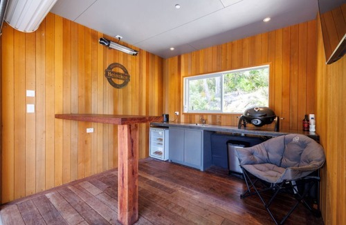 Saint Omer House | Relax in a secluded, waterfront retreat only 10 minutes by boat from Picton