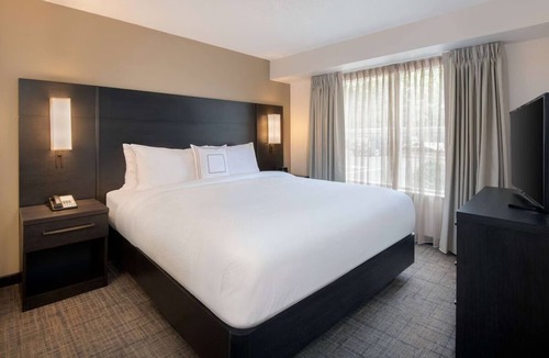 Town Center Hotel | Relaxing Atlanta Escape! 4 Modern 2BR Suites w/Pool, Gym, & Free Breakfast!