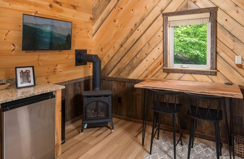 Deep Gap Cabin | Relaxing cabin getaway only minutes from the Blue Ridge Parkway. Pet friendly!