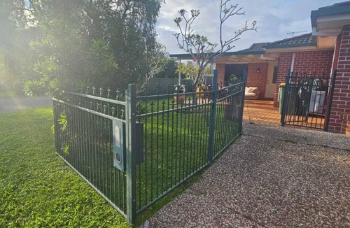 Helensvale House | Retro Luxe Hideaway near theme parks + nature reserve. No stairs & large garden!