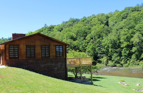 Jefferson Cabin | River's Edge: Waterfront Mountain Getaway w/Hot Tub, Ping Pong & Deck