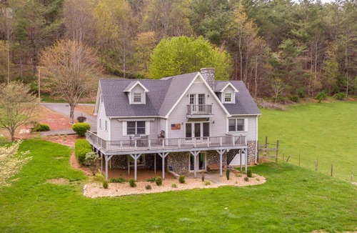 Jefferson House | Riverbank Retreat