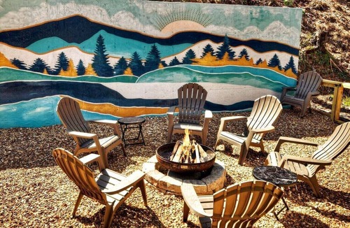 Raccoon Ridge Cabin | Riverbend Treehouse-Mountain/River Views, Hot Tub, Arcade, Outdoor Movie Screen