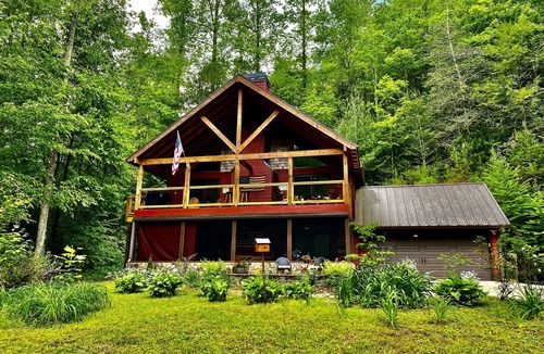 Helen Cabin | Riverfront Cabin Downtown Helen! Hot Tub, FirePit,Arcade,Tubing & Private Park!♥️