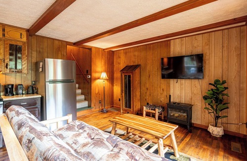Raccoon Ridge Cabin | Riverfront Hot Tub Convenient Location