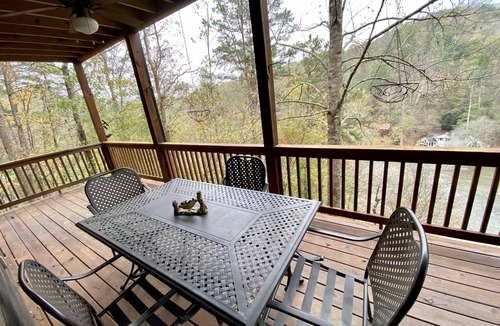 Ellijay Cabin | Riverfront Mtn Retreat Hot Tub/Fireplaces/King Beds/Tubing/Fishing/Spacious