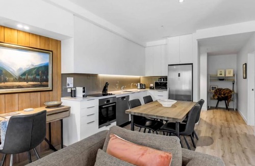 Arthur's Point Apartment | Riverview Penthouse - Apartment 19