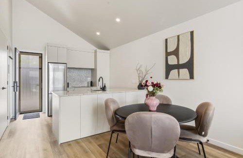 Taupo House | Roam Taupo Lakefront Combined Units 3&4