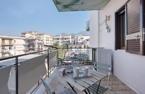 Ercolano Apartment | Room 'Camera Familiare Panoramica' with Mountain View, Wi-Fi and Air Conditioning