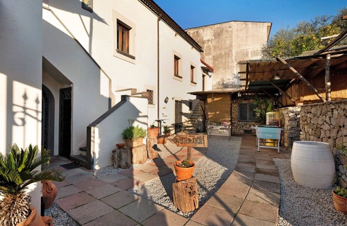 Gragnano Apartment | Room 'Capri Con Vista Monti E Cortile' with Shared Terrace, Shared Garden and Wi-Fi