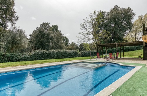 Pujals dels Pagesos Apartment | Room 'Gregal' with Shared Pool, Wi-Fi and Air Conditioning
