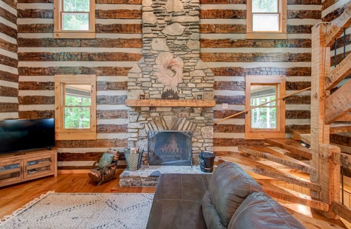 Todd House | Room to Roam - Log cabin with a hot tub and fire pit. 10 mins to West Jefferson, 30 mins to Boone!