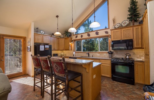 Deer Park House | Rustic 3bed/2 bath, A/C, 8 SHARC passes, Hot Tub