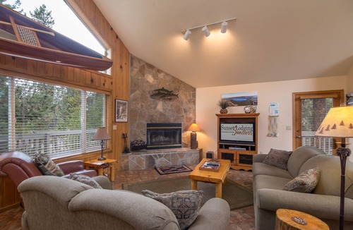 Deer Park House | Rustic 3bed/2 bath, A/C, 8 SHARC passes, Hot Tub