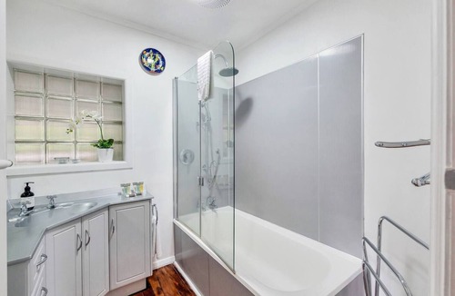 St. Heliers House | Rustic, cosy, fully equipped, close to forests, beaches and CBD.