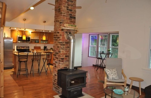 Knoxville Cottage | Rustic Cottage near the Potomac River