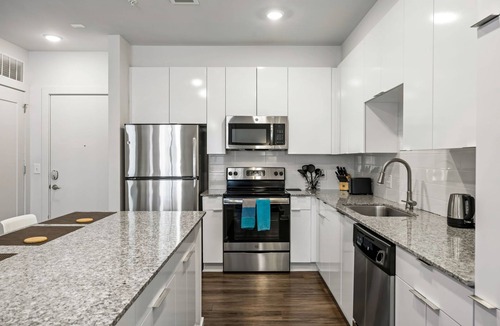 Midtown Apartment | (S2BB) Bright 2-BR Midtown Apartment with Pool and Gym
