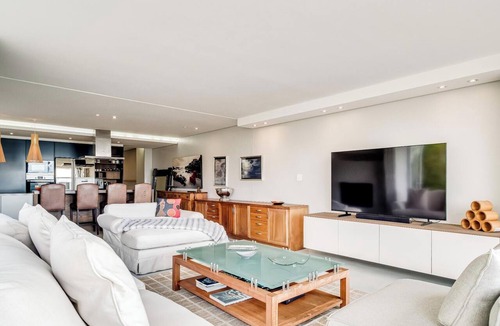 Mouille Point Apartment | Safe 2 Bed with View in The Waterclub Bella Marina