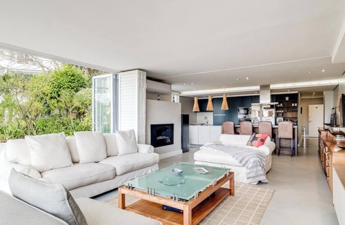 Mouille Point Apartment | Safe 2 Bed with View in The Waterclub Bella Marina