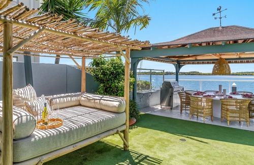 Yamba House | Salty Dayz - Designer Waterfront with Private Pontoon & Pool - Holiday Yamba