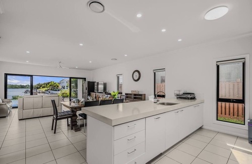 Coomera House | Scenic 5-Bed Riverview Classic & Relaxing Escape