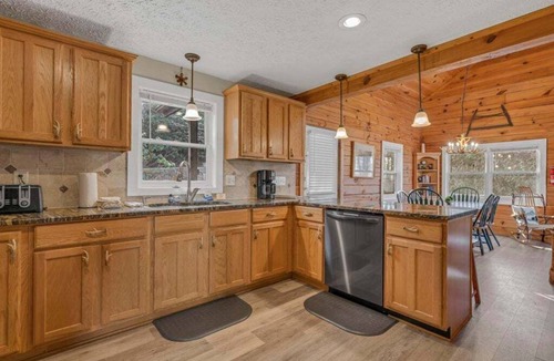 Blowing Rock Cabin | Scooby Shack - 10 mins to Main St Blowing Rock, hot tub, pool table