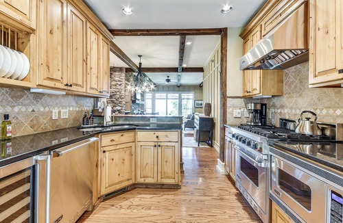 Mountain Air Condo | Screened Porch + Mtn Views: Luxe Burnsville Condo