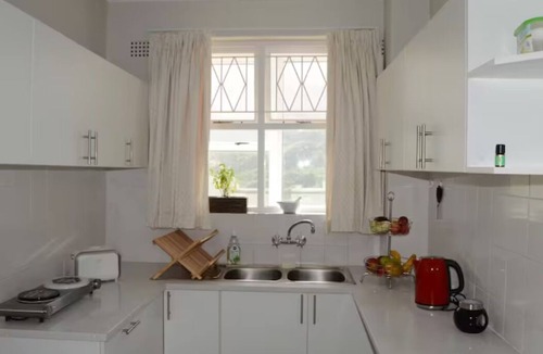 Muizenberg Apartment | Secure apartment with stunning sea views and 2 min to the sea/Surfers Corner