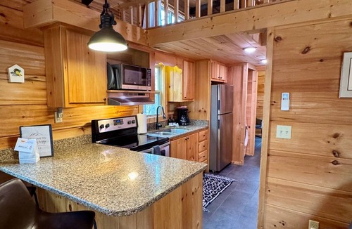 Mill Spring Cabin | Serenity Ridge Cabin B: Couple's Retreat + Hot Tub