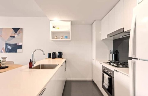 South Brisbane Apartment | Skyline Views & Pool | 2 King Beds, 2 Baths | Walk to South Bank | Free Parking