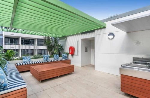 South Brisbane Apartment | Sleeps 6 by South Bank | 2 King Beds + 2 Baths | Pool, BBQ & On-Site Parking