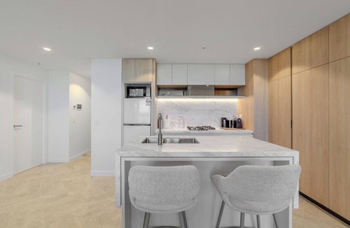 Brisbane Central Business District Apartment | Sleeps 6 with a Balcony | Level 53 Queen's Wharf | 2 Kings + Sofa Bed | Parking