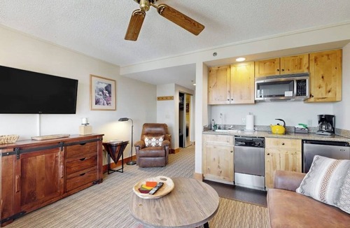 Mount Crested Butte Apartment | Slope access with mtn views, in/outdoor pools, hot tub, sauna, gym