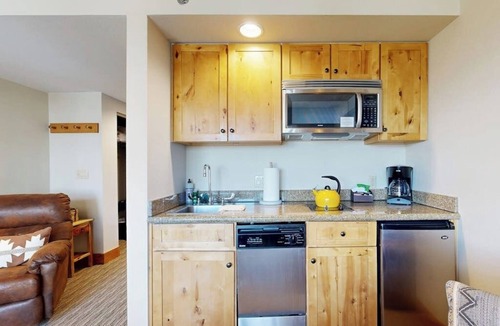 Mount Crested Butte Apartment | Slope access with mtn views, in/outdoor pools, hot tub, sauna, gym
