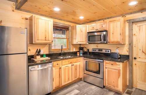 Pittman Center Cabin | Smoky Mountain Cabin w/Hot Tub, Loft Game Room