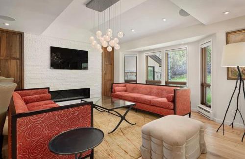 Snowmass Village Apartment | Snowmass Woodrun V 3 Bedroom Ski In, Ski Out Mountain Residence In The Heart Of Snowmass Village