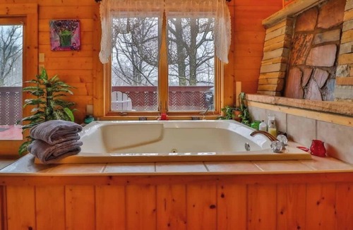 Gatlinburg Cabin | Snuggle Bug by Beyond Expectations: Cozy 1BR Cabin w/Hot Tub & Golf Nearby