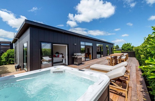 Martinborough Apartment | Sotally Tober Luxury Retreat | New Build, Spa, Walk to Square