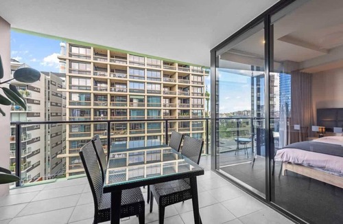 South Brisbane Apartment | South Bank Living! ~ 1Bed, 1Bath, 1Car, Balcony