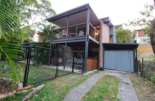 Point Lookout House | Spacious Straddie family retreat sleeps up to 10, walk to Cylinder Beach