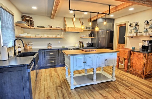 Fleetwood Ski Chalet | Spacious 3BR chalet in Fleetwood, NC, perfect for family gatherings, sleeps 10.