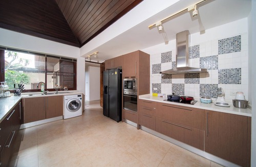 Chalong Villa | Spacious 4-bedroom villa with fitness room and AC in fantastic Tambon Wichit